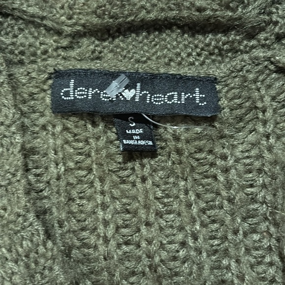 Derek 🩵 Heart cardigan- dark green size small warm and very comfortable - Picture 3 of 6